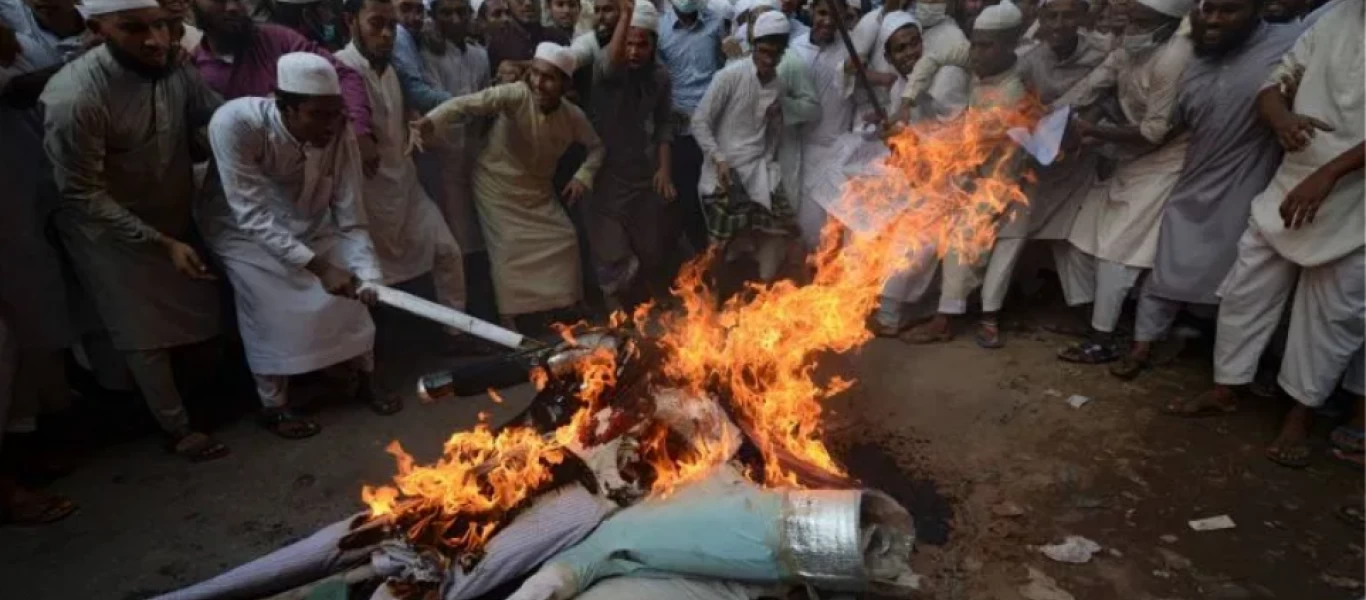 Μπαγκλαντές: Ομάδα ατόμων ξυλοκόπησε και έκαψε άνθρωπο επειδή... βεβήλωσε το Κοράνι (βίντεο)